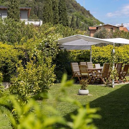 Carly'S Rooms Torbole Sul Garda Exterior foto